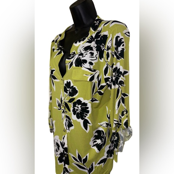 The Perfect Springtime Blouse⭐️NWT⭐️ - Picture 3 of 5